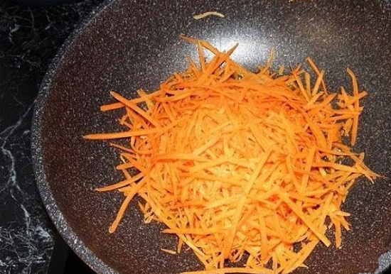 Шинкуем морковь на терке и пассеруем 