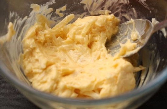  Соединяем масло с тертым сыром 