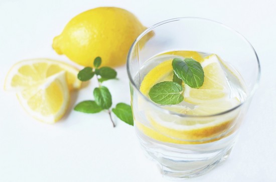 вода с лимонным соком без сахара