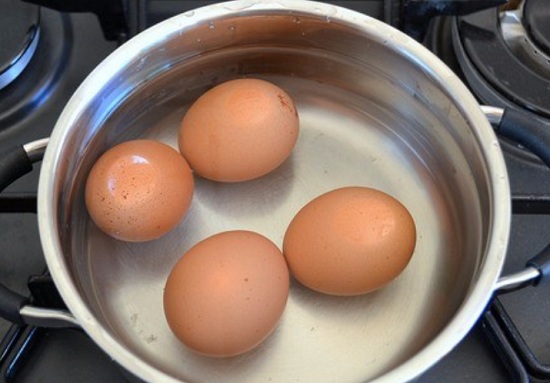 Отварим вкрутую яйца