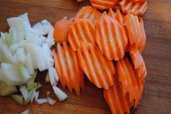 Произвольно шинкуем лук и морковь