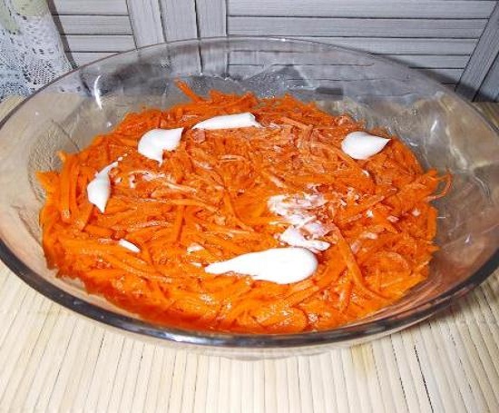 Выкладываем морковь в салатницу