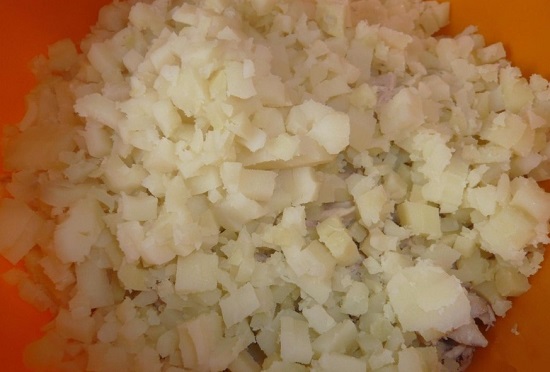 Измельчаем отварной картофель и добавляем