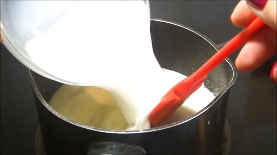 остывший карамельный соус вводим коровье молоко