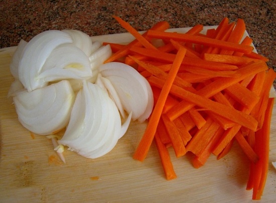 Морковь нарезаем тоненькими ломтиками