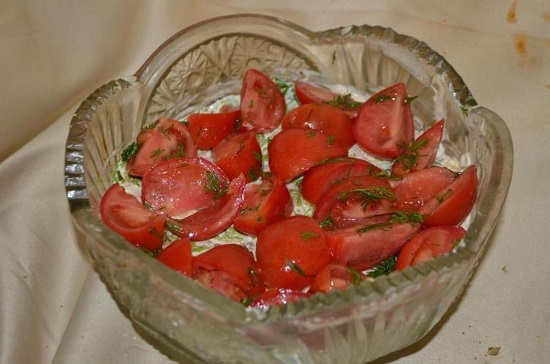 Салат «Красная шапочка»: рецепт с помидорами
