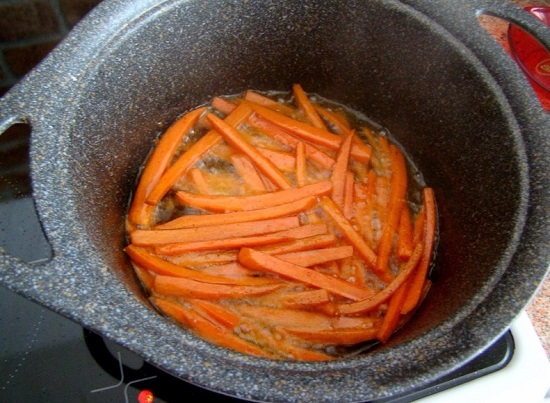 морковь выкладываем в казанок и пассеруем 