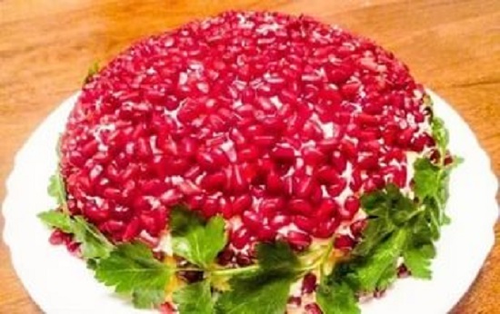 Салат «Красная шапочка» с грибами и помидорами