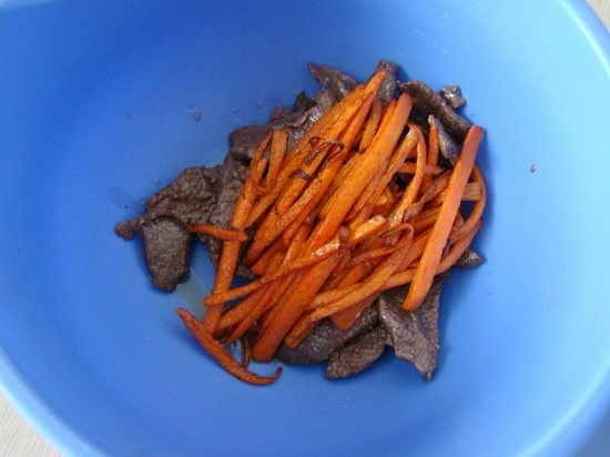 выкладываем обжаренную телятину с морковью