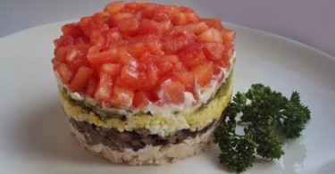 Салат «Красная шапочка» с помидорами, грибами, курицей: рецепты
