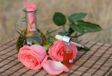 В чем польза масла розы в уходовых процедурах?
