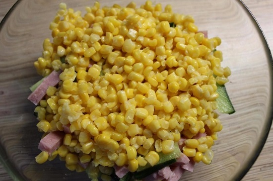 добавляем кукурузу в салатницу