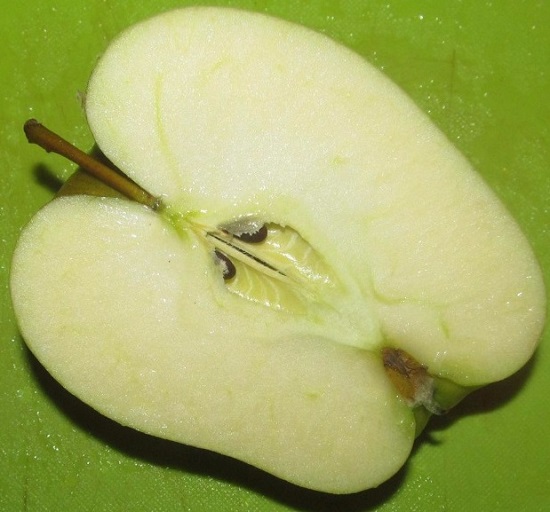 Промытое яблоко разрезаем 