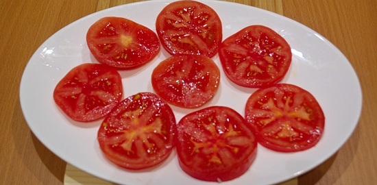 Выложим томаты на блюдо