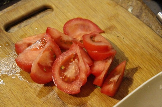 шинкуем помидоры крупными дольками