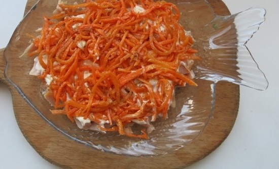 Морковь по-корейски тщательно отожмем