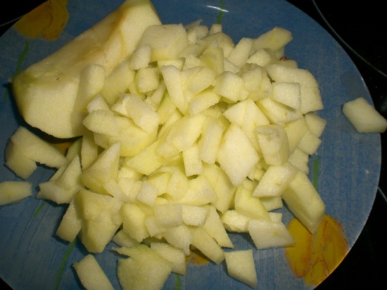 Яблоки очистим от кожуры и нарежем