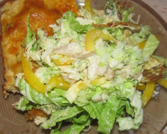 Салат с консервированным кальмаром и яйцом