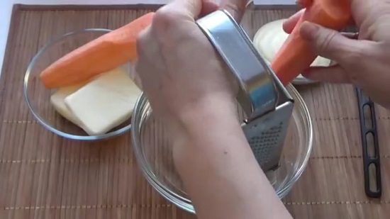 Морковь натираем на мелкой терке