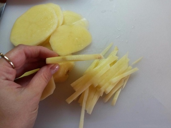 Картофель сначала нарезаем кольцами