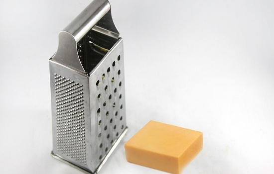 Сыр измельчим кубиками