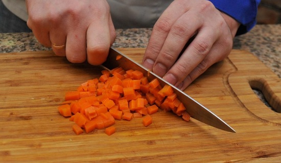 Нарежем кубиками огурцы, морковь