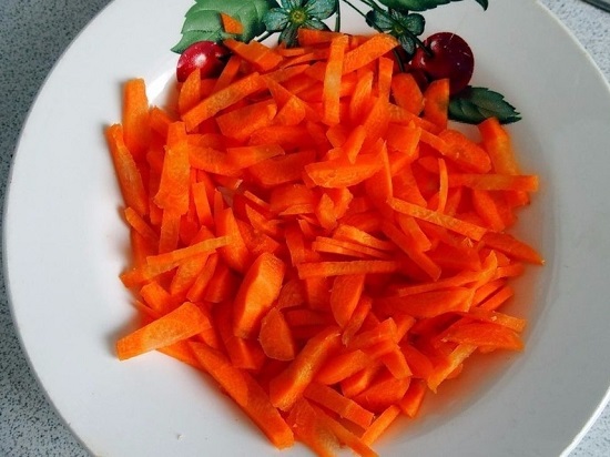 морковь шинкуем соломкой