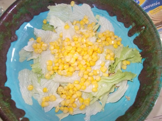 Добавляем кукурузу в салатницу