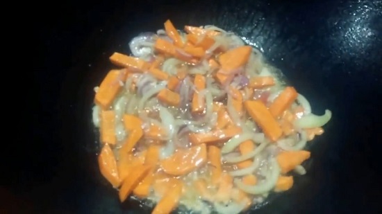 обжариваем морковь вместе с луком 