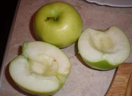 Измельчаем яблоки кубиками