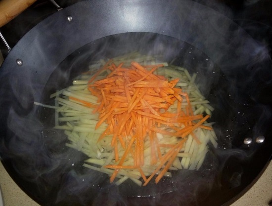 выкладываем картофель с морковью