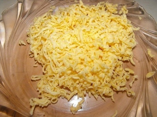 Измельчим сыр на терке