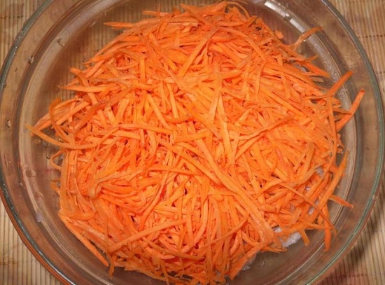 выкладываем ранее нашинкованную морковь
