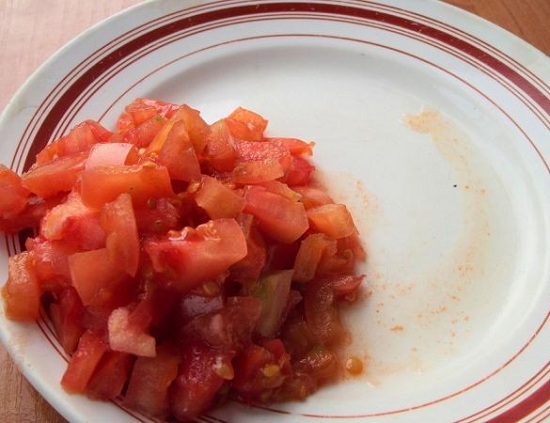 Промоем томаты, обсушим и нарежем