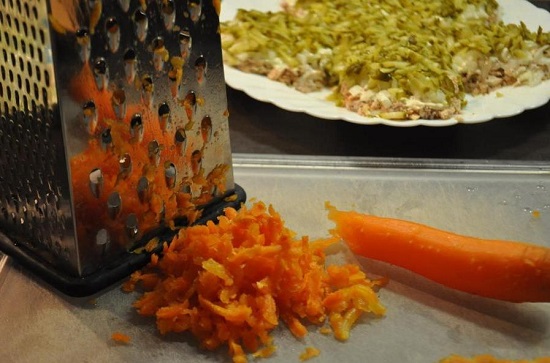 Морковь очищаем от кожуры и натираем