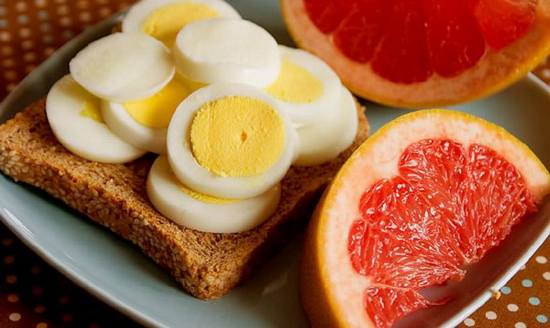 варёные яйца и грейпфрутовый сок