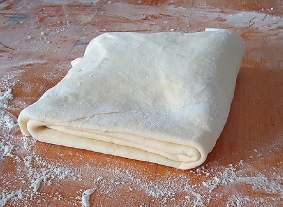 Мясной пирог из слоеного теста