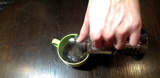 переливаем эспрессо в чашку